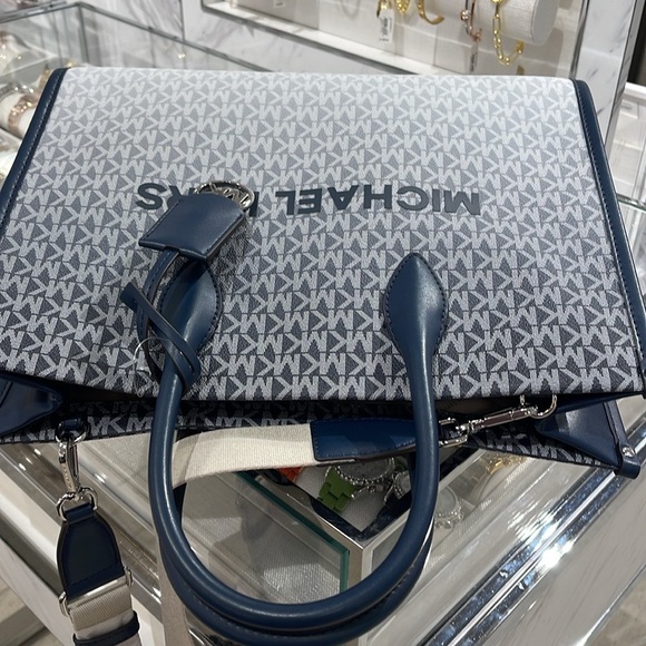 MICHAEL KORS Mirella Medium Ombré Logo EW Tote Shoulder Bag
Navy
NWT - Picture 9 of 16